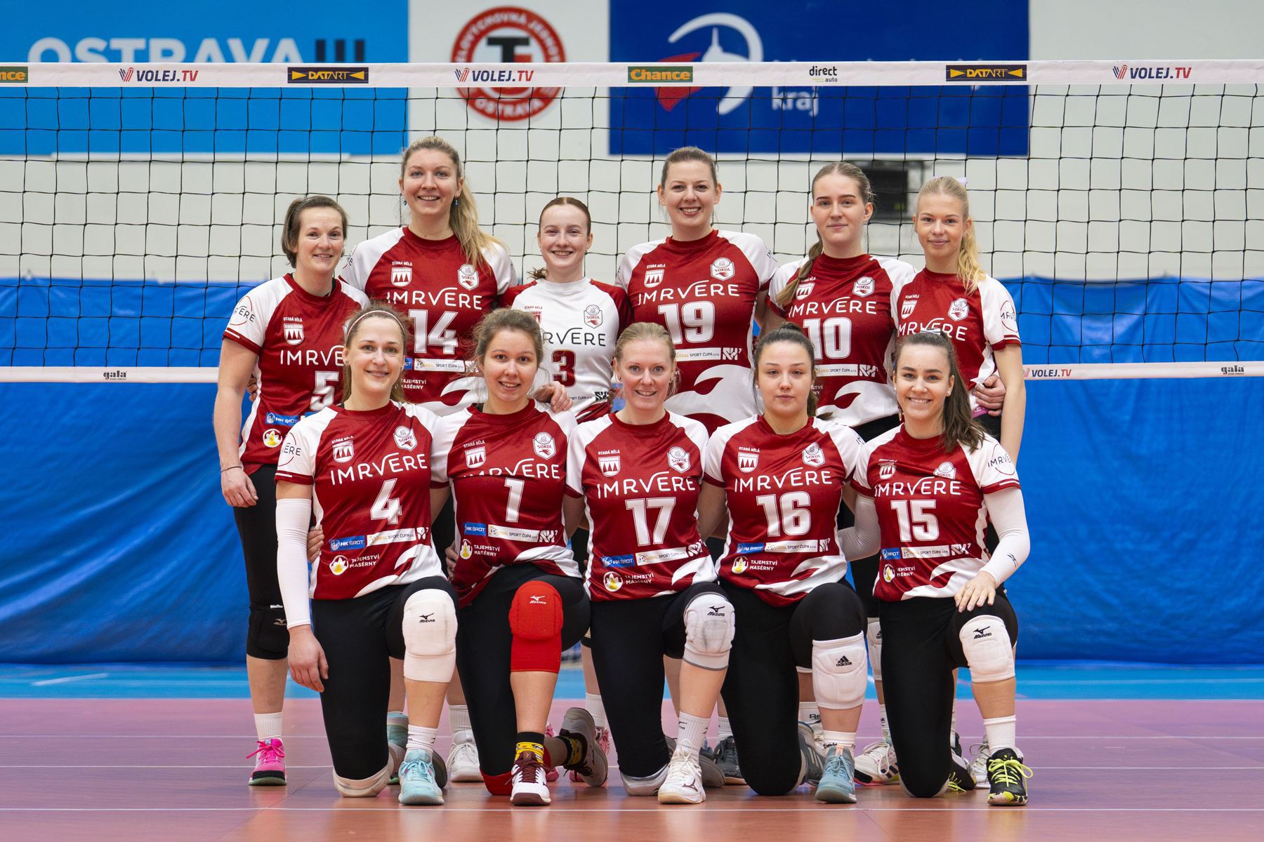 Družstvo žen TJ Sokol Stará Bělá ve vínových dresech při společném focení v hale